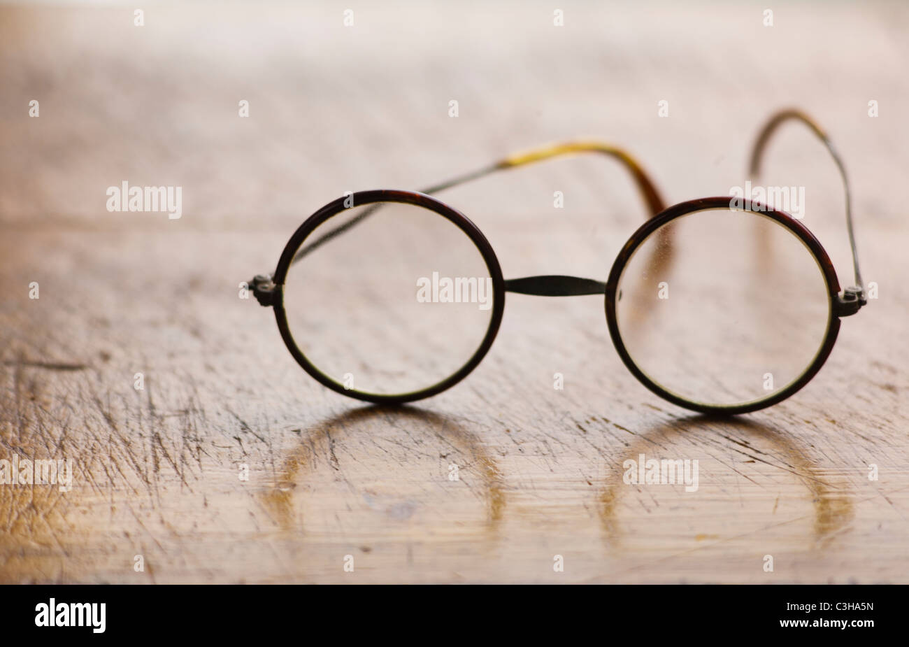 Antike Runde Brille auf Holztisch hautnah Stockfoto