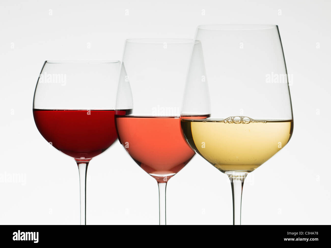 Nahaufnahme von Gläsern verschiedener Weine Stockfoto