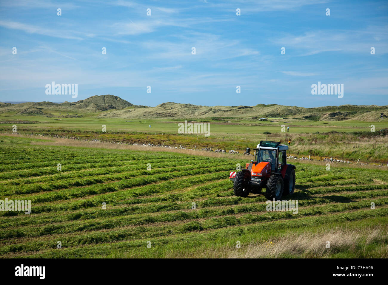 Traktor in einem Feld schneiden Silage, Enniscrone, County Sligo, Irland. Stockfoto