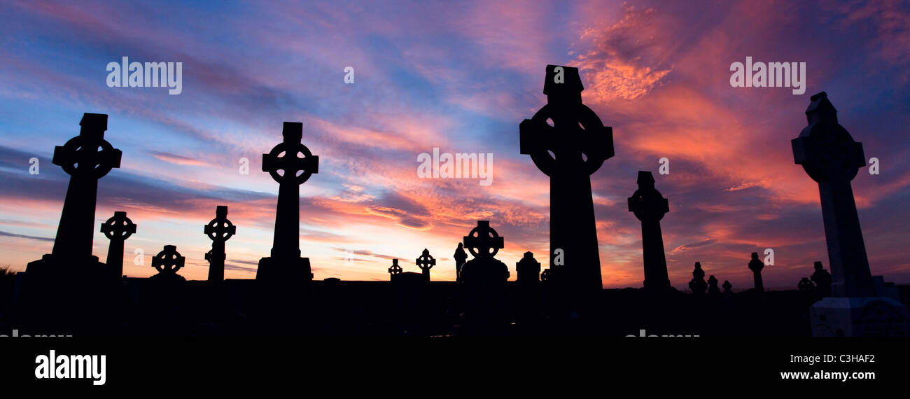 Keltische Kreuze auf dem Friedhof bei Sonnenuntergang, Enniscrone, County Sligo, Irland. Stockfoto