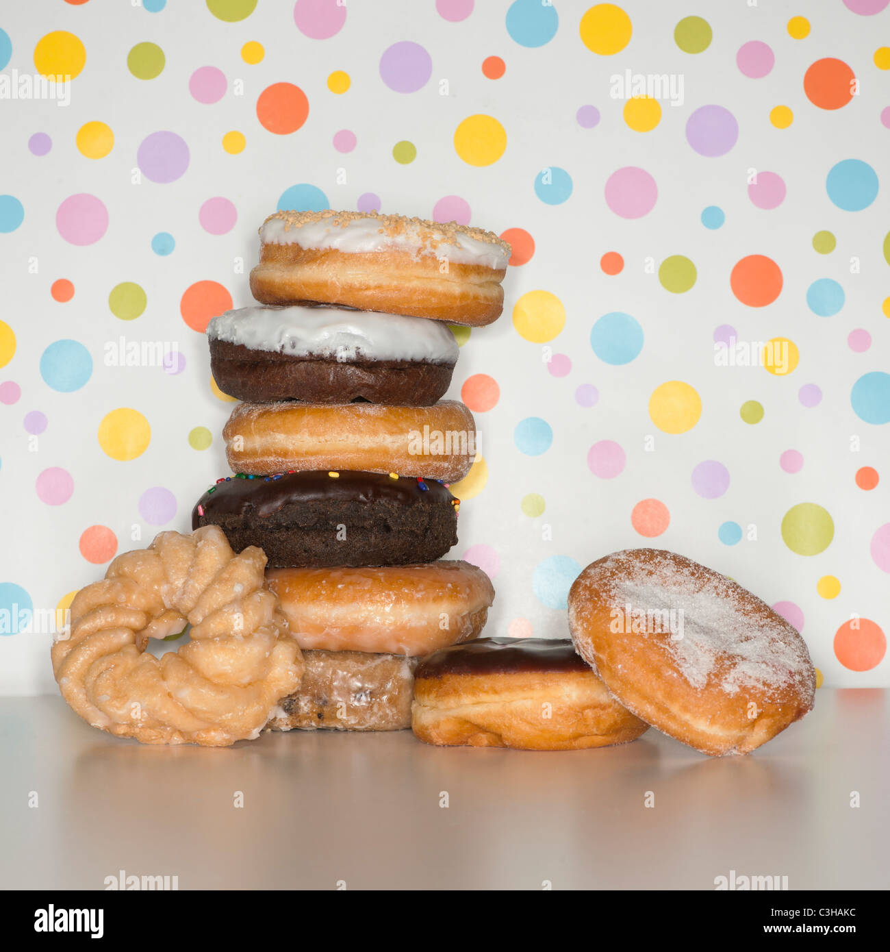 Haufen von Krapfen mit gefleckten Hintergrund Stockfoto