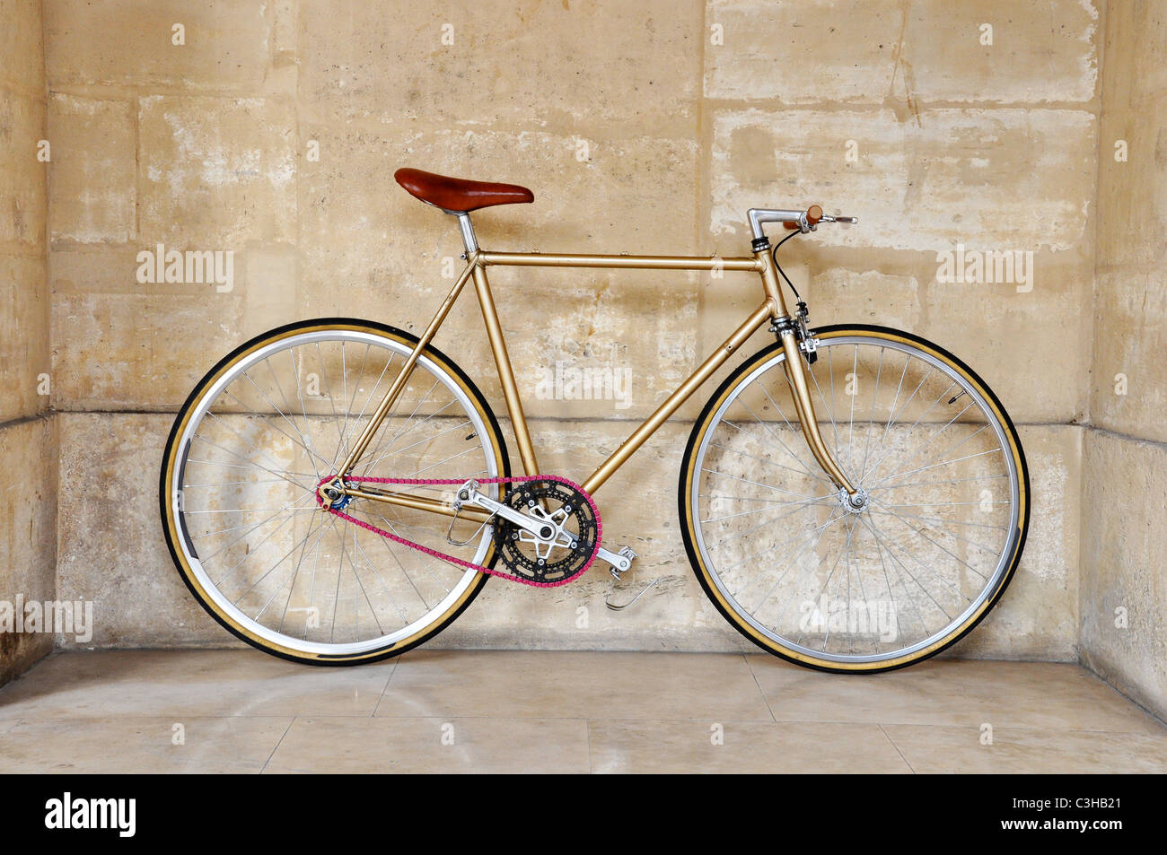 Vintage fixed-Gear Fahrrad mit einer rosa Kette Stockfoto