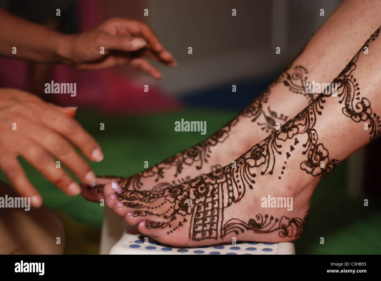 Künstler abgeschlossen Mehndi-Anwendung auf die Füße der Braut Stockfoto