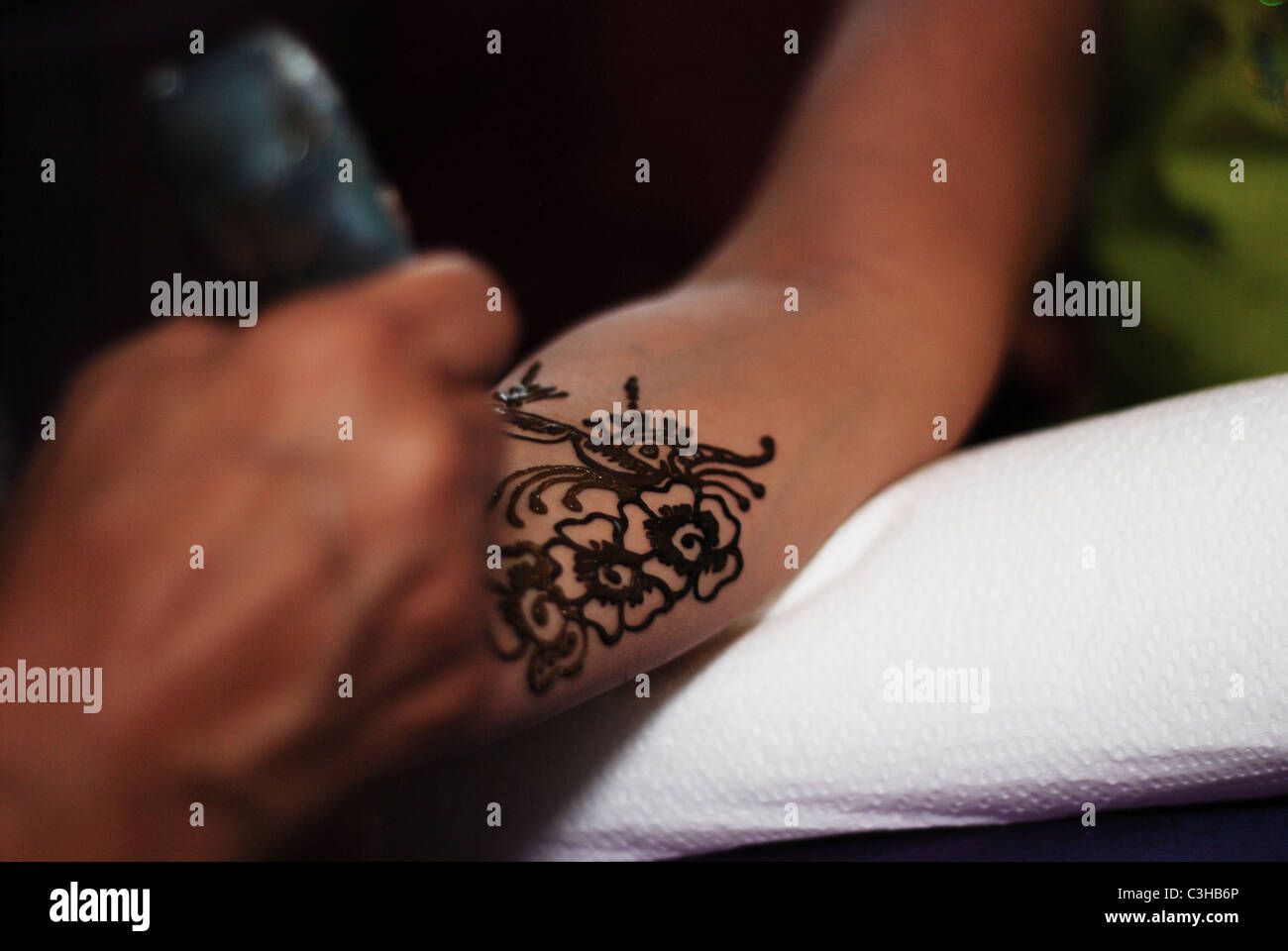 Künstler gilt während der Zeremonie Mehndi Henna Stockfoto