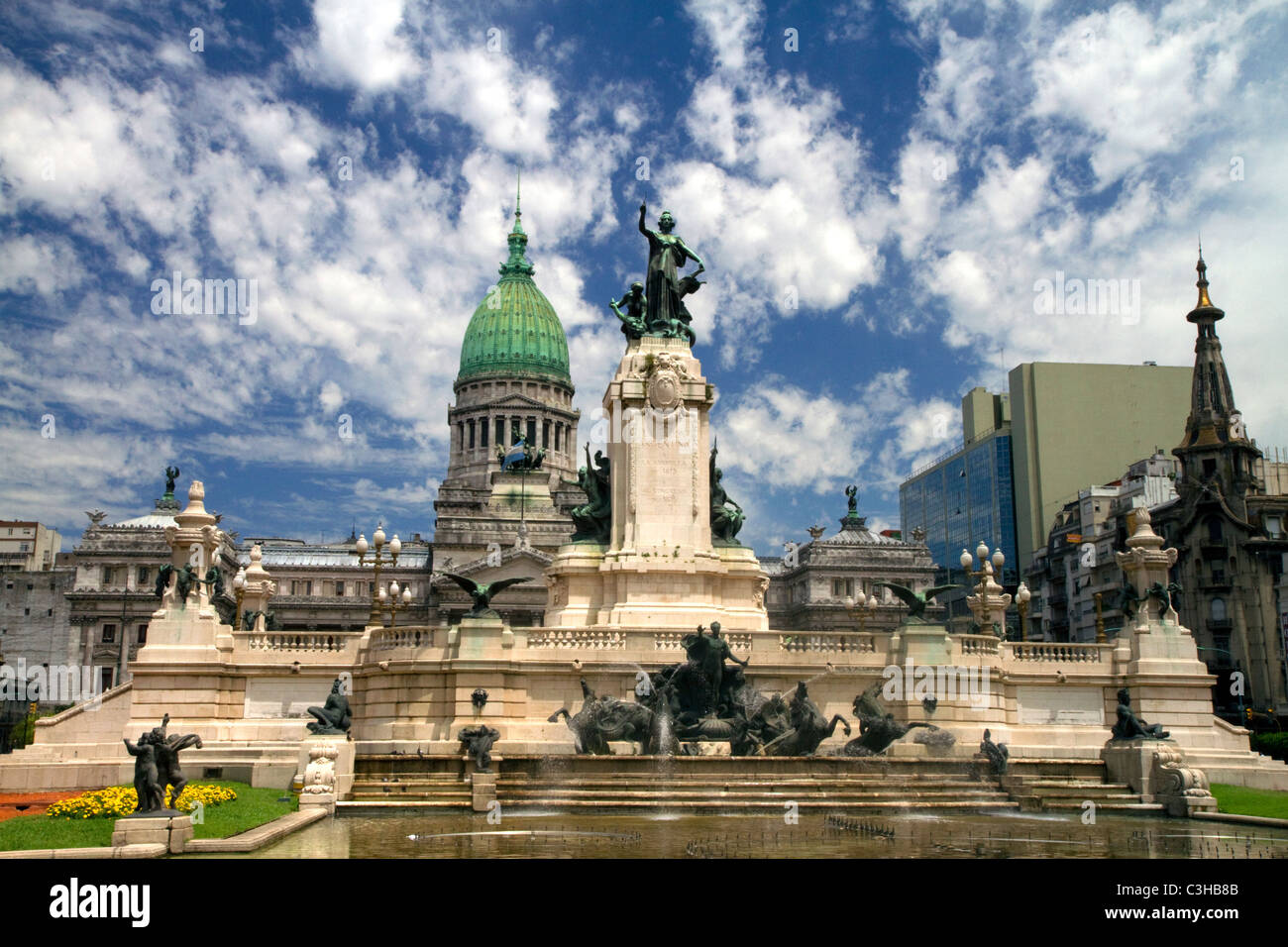 Denkmal für die beiden Kongresse vor der argentinischen Nationalkongress Gebäude in Buenos Aires, Argentinien. Stockfoto