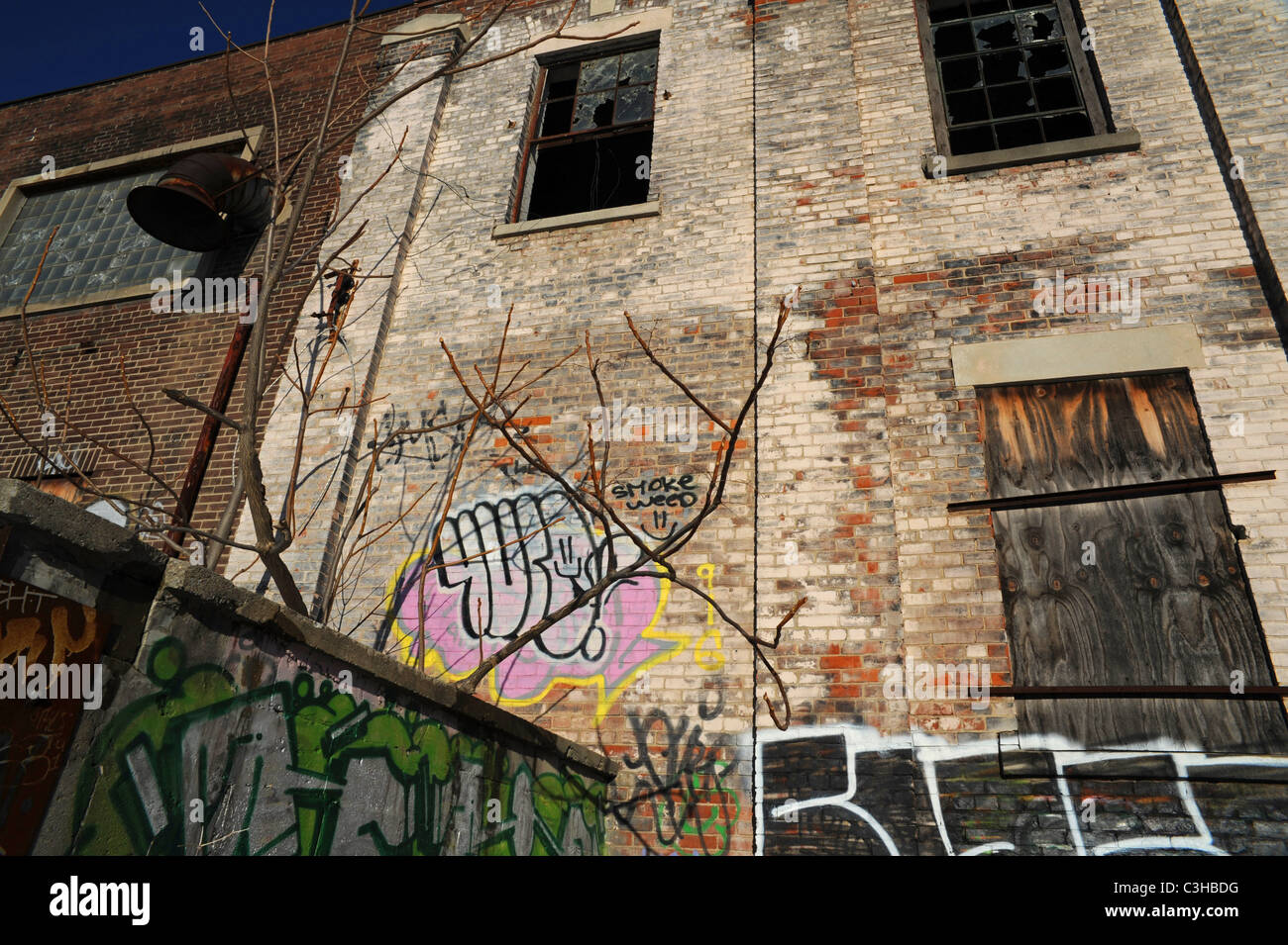 Verlassenen Fabrik in Toronto mit Graffiti an Wänden. Stockfoto