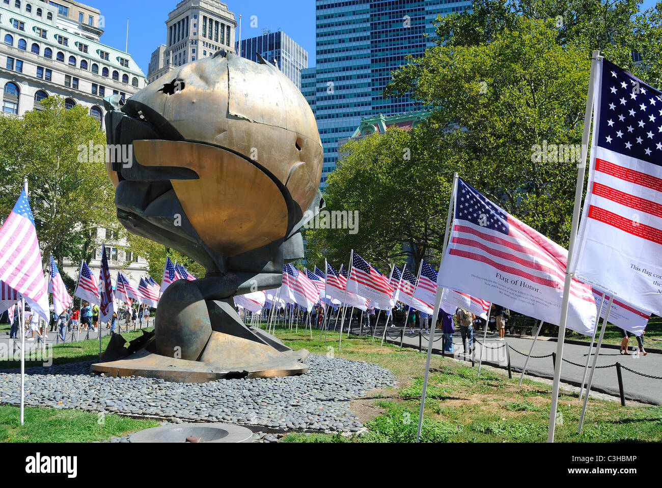 Die Sphere von Fritz Koenig wurde beschädigt durch die Ereignisse des 11. September 2001 und steht jetzt am Battery Park in New York City. Stockfoto