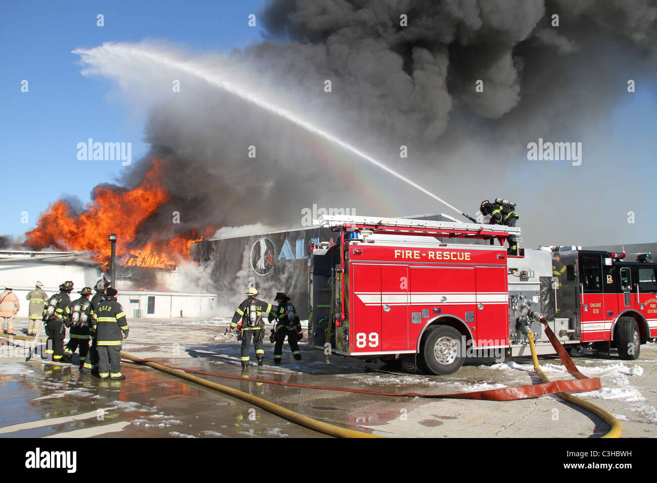 Fire Engine sprüht Wasser auf das Gewerbegebäude Fire Illinois, von David T Traiforos/Dembinsky Photo Assoc USA Stockfoto