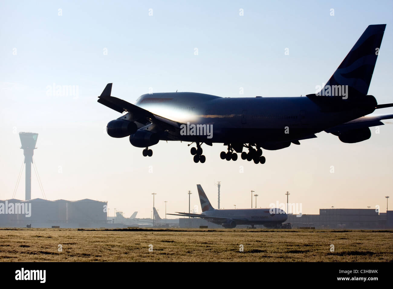 British Airways Boeing 747 Landung am Flughafen London Heathrow mit Kondensstreifen über die Flügel bilden. Stockfoto British Airways Boeing 747 Landung am Flughafen London Heathrow mit Kondensstreifen über die Flügel bilden. Stockfoto