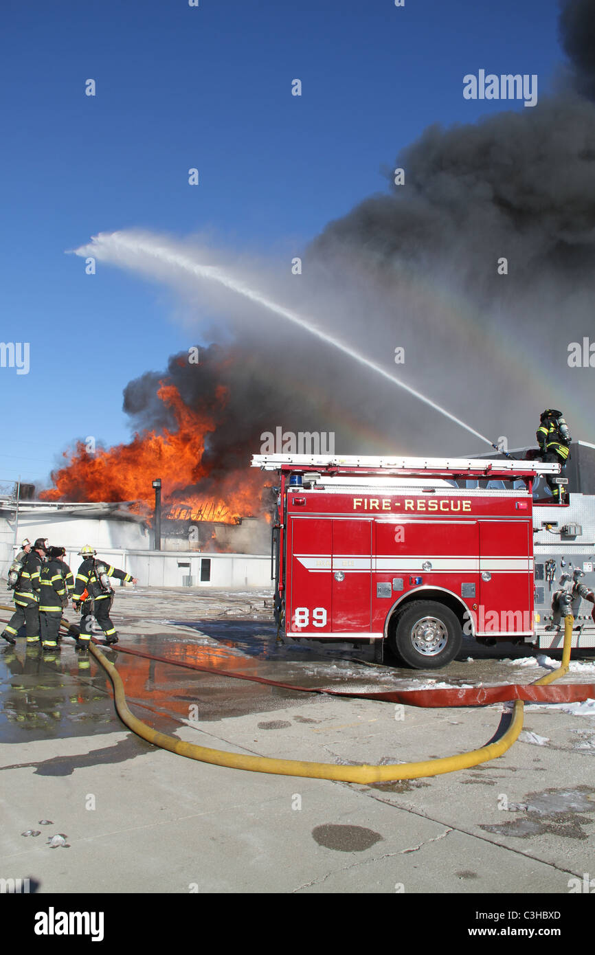 Fire Engine Sprühwasser auf kommerzielle Gebäude Feuer Illinois USA Stockfoto