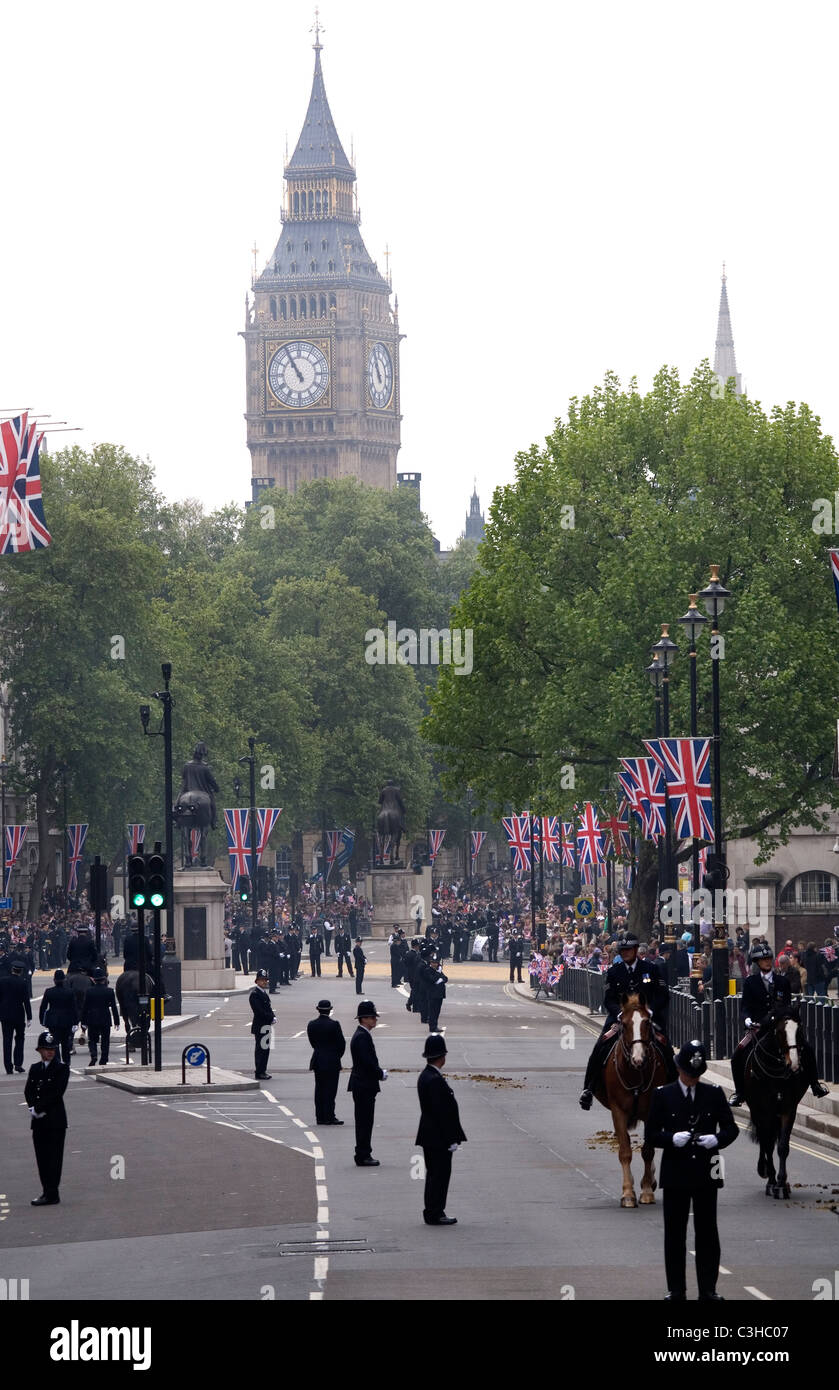 Whitehall voller Polizisten für die königliche Hochzeit, London, England, Großbritannien, UK Stockfoto