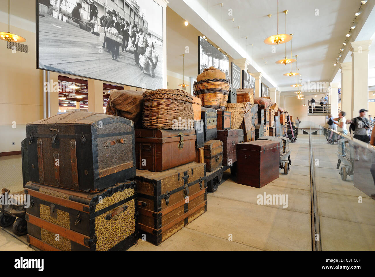 Tatsächliche Vintage Gepäck durch Einwanderer auf Ellis Island Museum in New York City verließ. Stockfoto