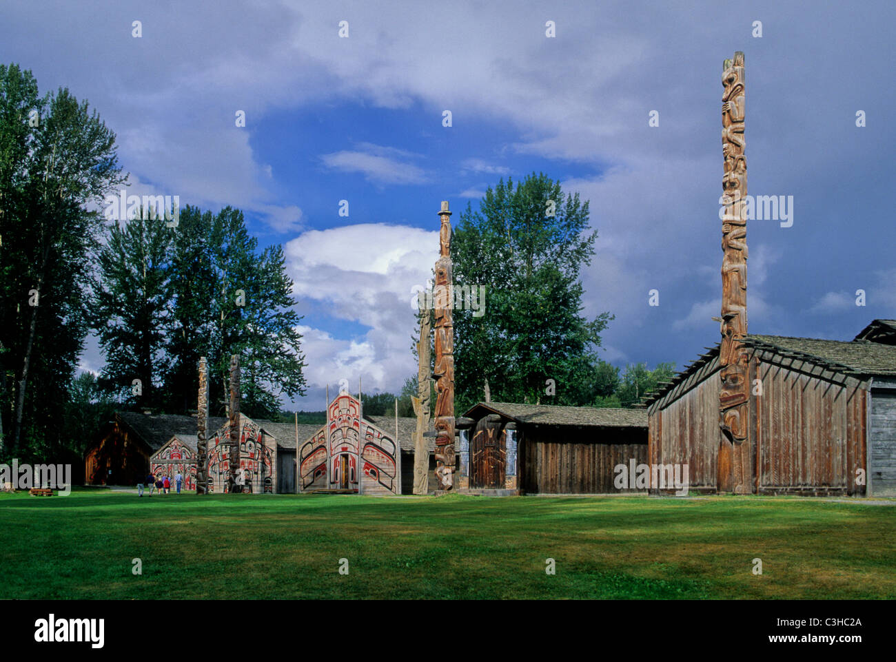 KSAN neu erstellt Heimatdorf mit Totempfählen und Zeder Häuser bei Gitanmaax nördlichen British Columbia Canada Stockfoto