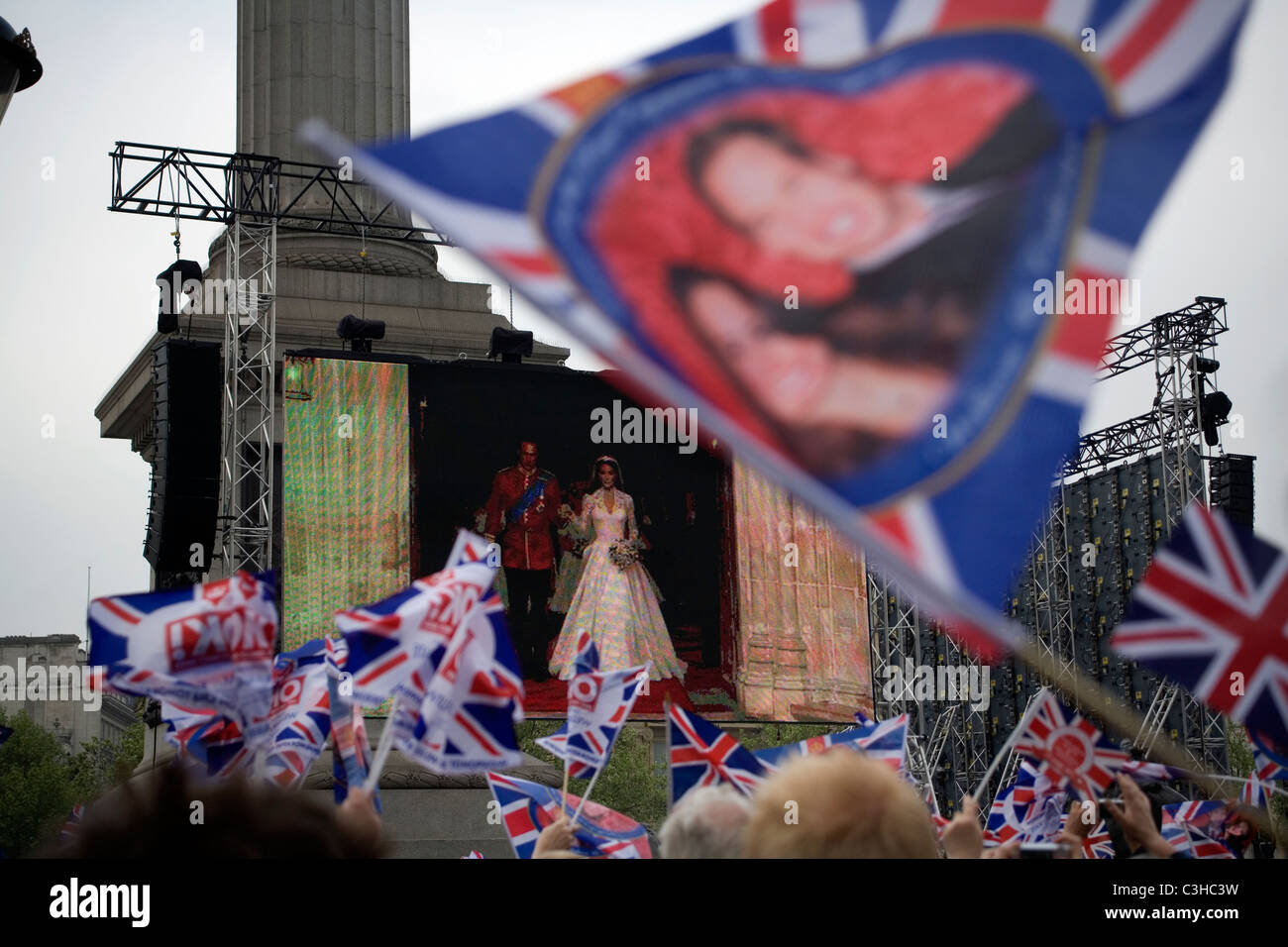 Tausende von Menschen nach der königlichen Hochzeit auf dem Bildschirm am Trafalgar Square, London, England, Großbritannien-UK Stockfoto