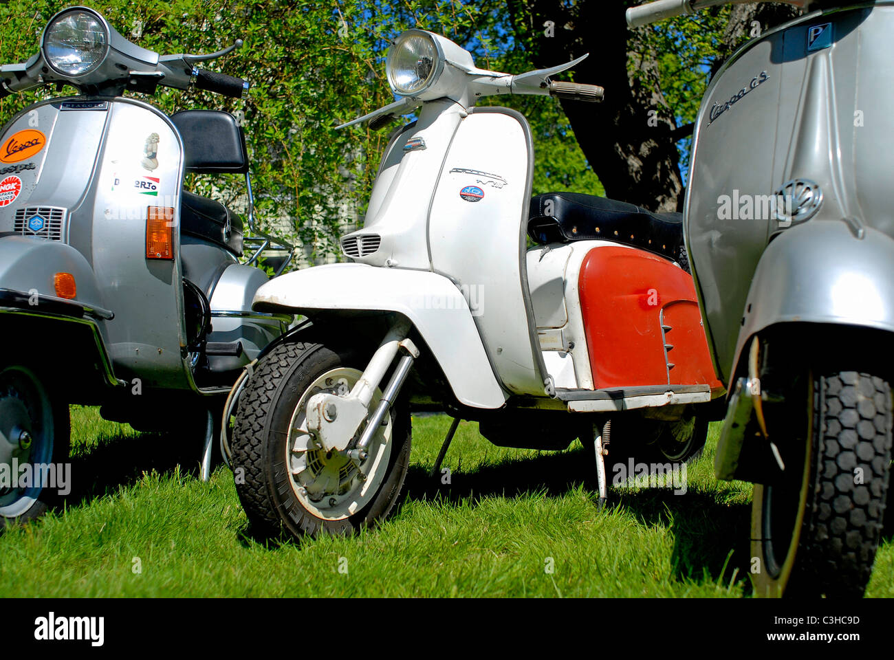 Drei italienische Roller. 1979 Vespa P200E, 1965 Lambretta TV200, 1961 Vespa GS150 Stockfoto