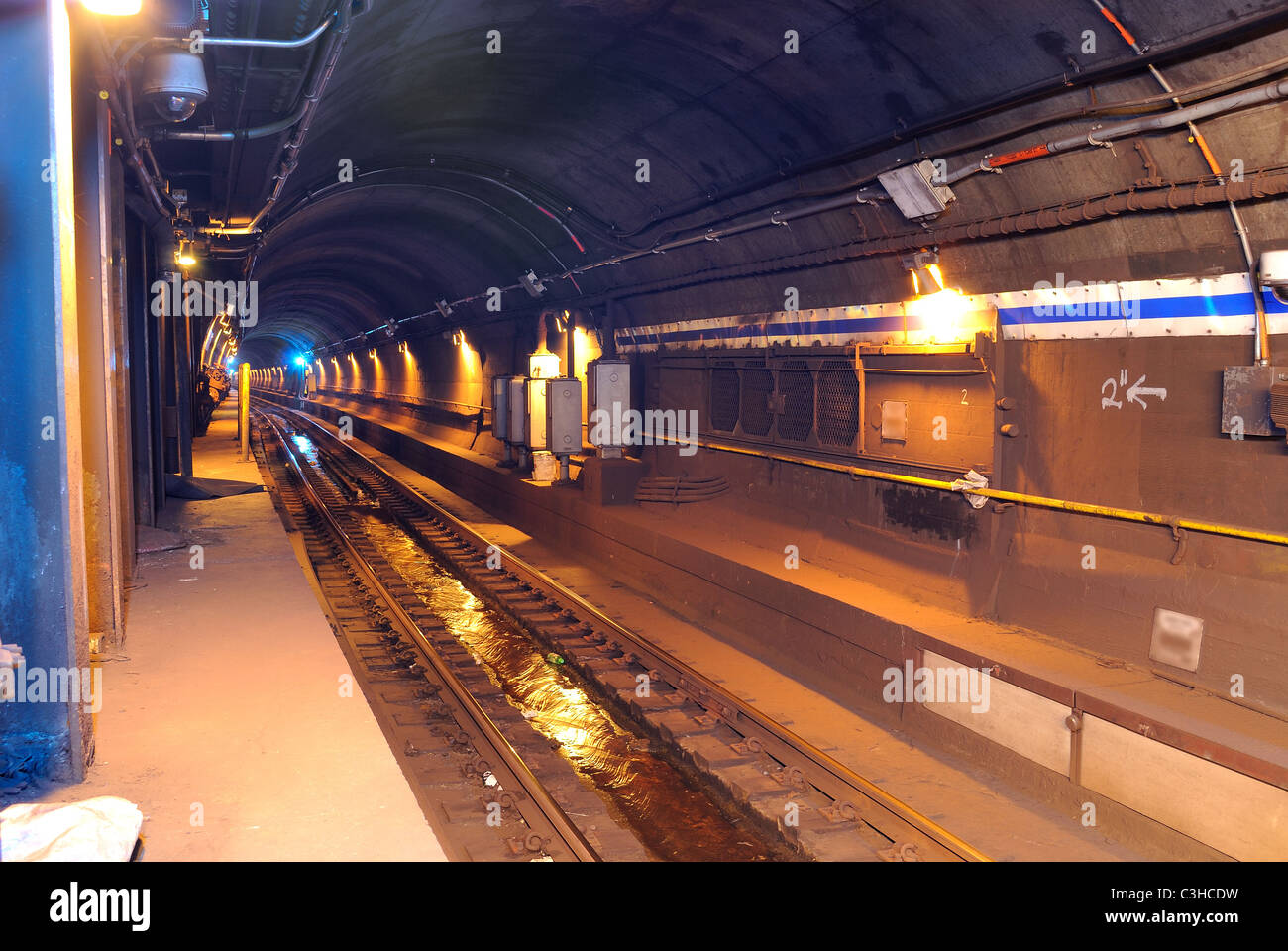 Auf der Suche nach unten einen u-Bahn-Tunnel unter New York City. Stockfoto