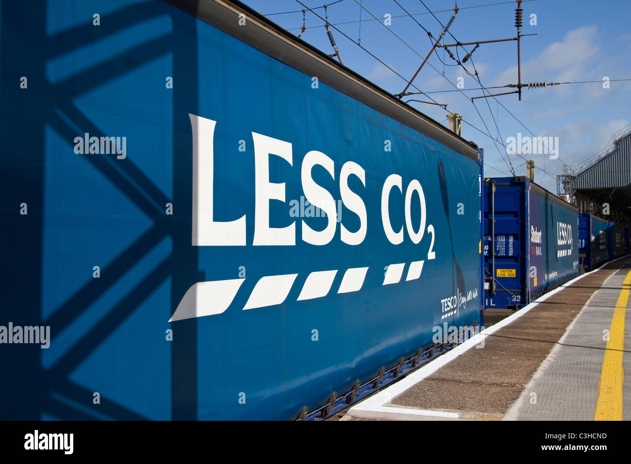 Weniger CO2 Tesco Intermodalen liefert Verteilung durch den Schienenverkehr. Weniger CO2 Eddie Stobart Diesel Güterzug026 in Preston, Lancashire, Großbritannien Stockfoto