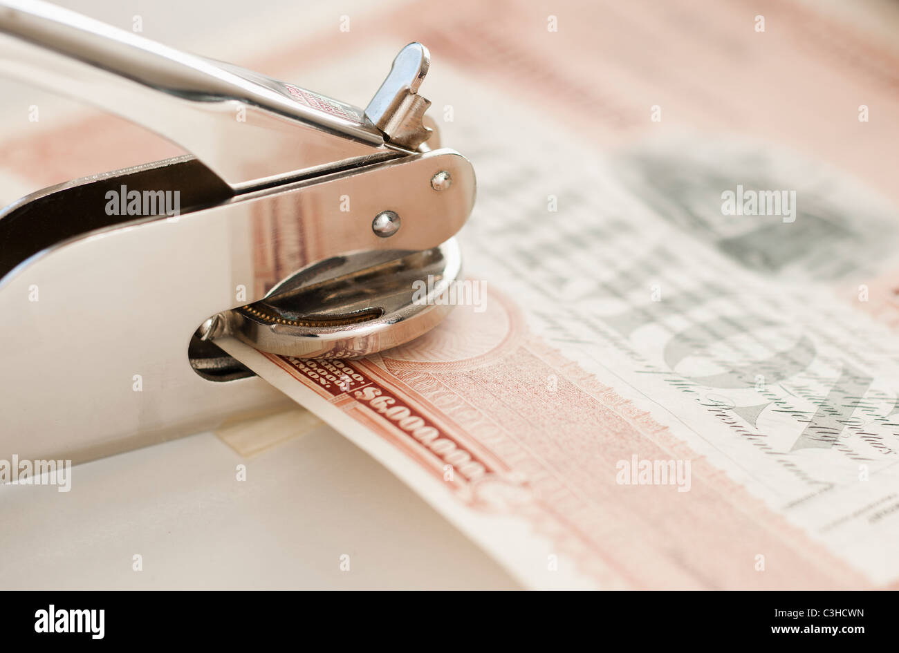 Nahaufnahme von Stamper machen Siegel auf Lager Stockfoto