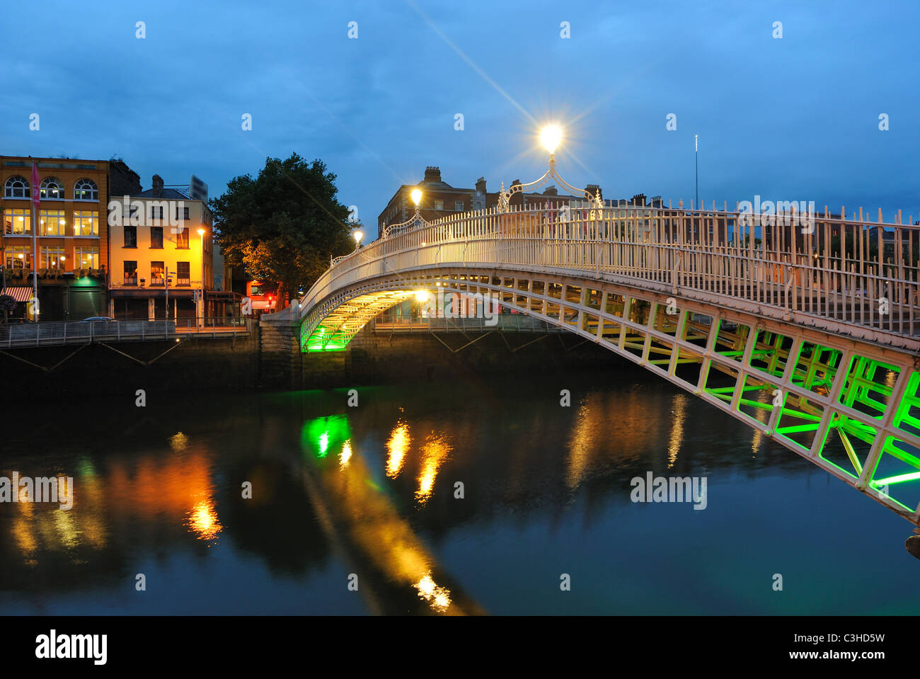 Die Ha'penny-Brücke über den Fluss Liffey in Dublin, Irland. Stockfoto
