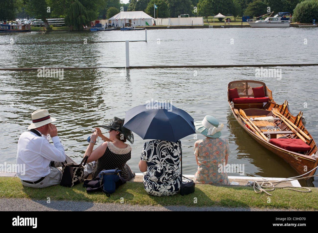 Zuschauer, Henley Royal Regatta, Henley-on-Thames, Oxfordshire, England. Stockfoto