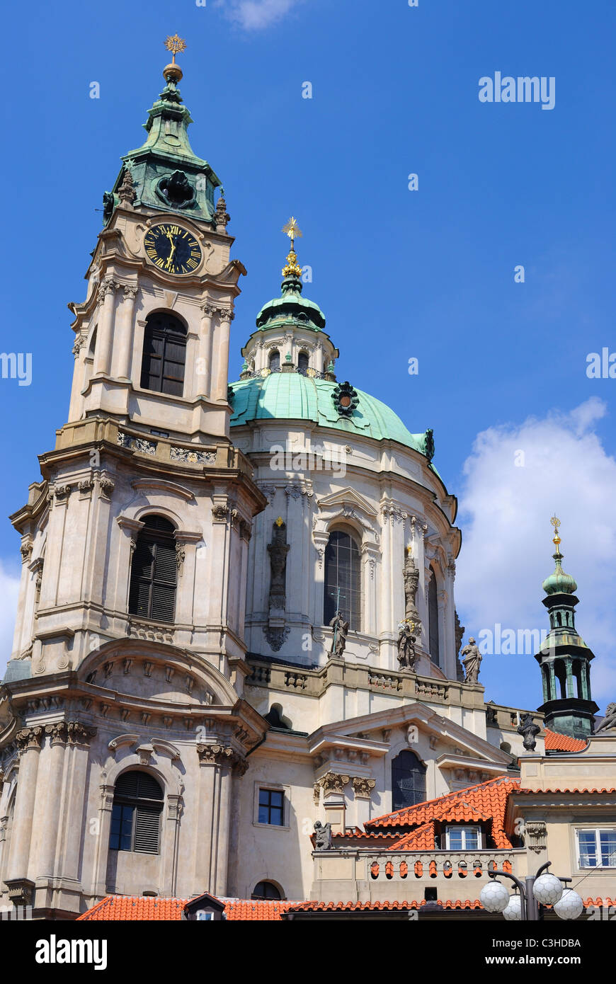 Turm und Uhr Turm der St. Nikolaus-Kathedrale in Prag, Tschechien. Stockfoto