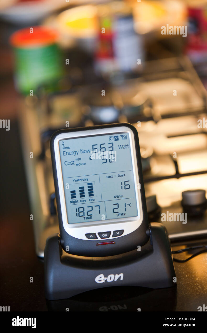Eine smart Meter zu zeigen wie viel Strom Ihr Haus nutzt. Stockfoto
