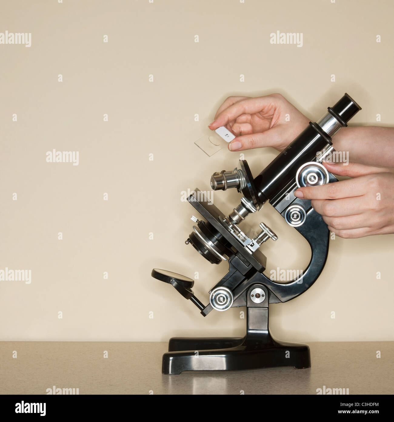 Studioaufnahme von Frau arbeiten mit Mikroskop Stockfoto