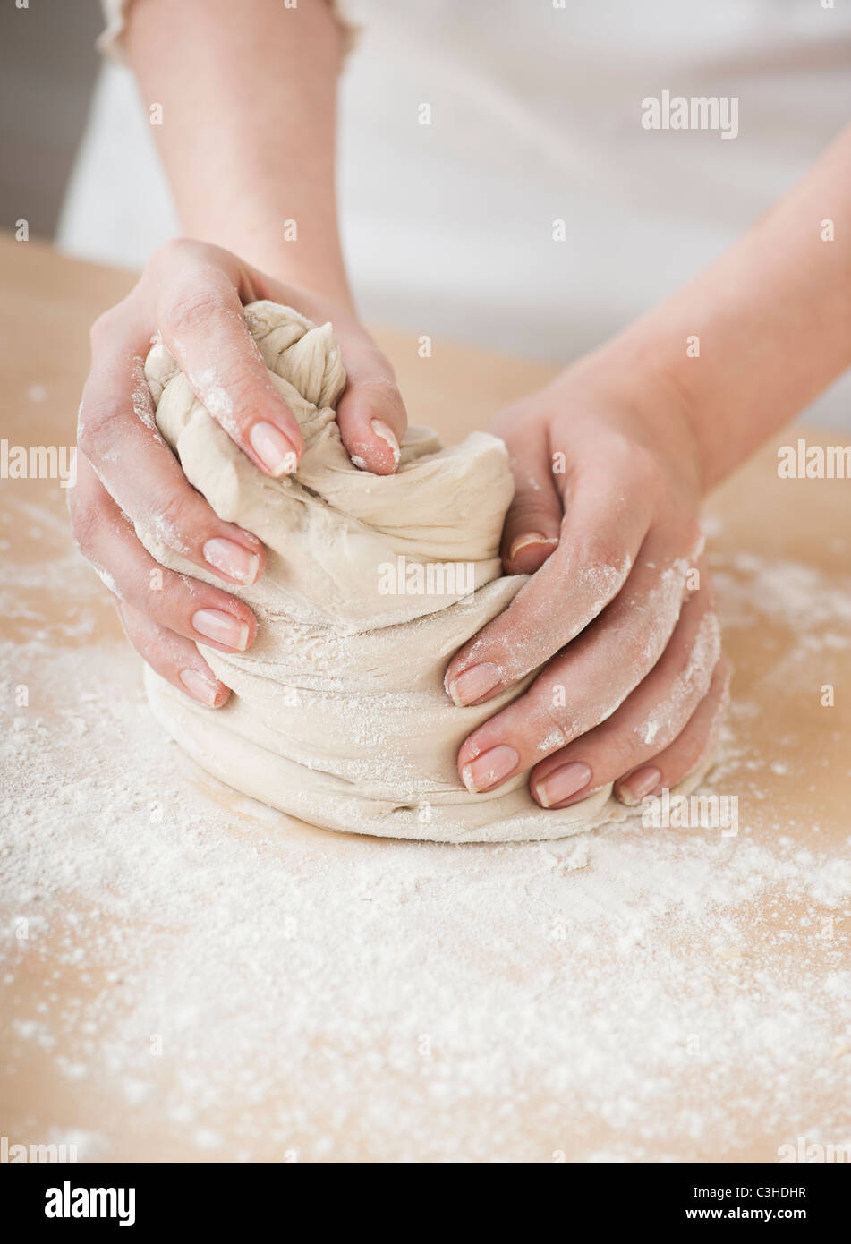 Frau Teig vorbereiten Stockfoto