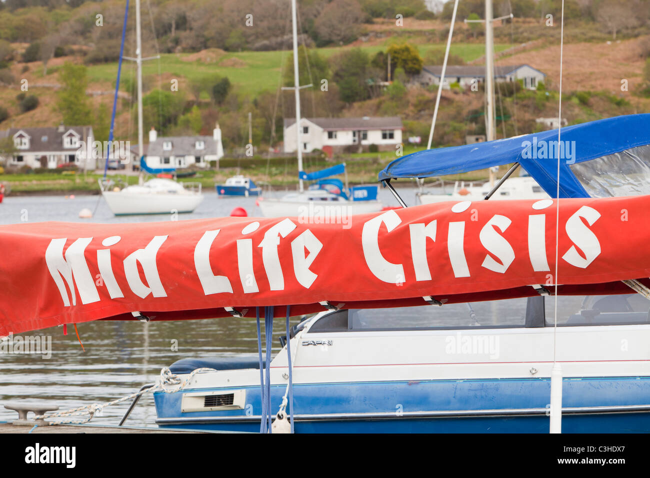 Ein Boot mit einem humorvollen Namen im Hafen von Tayvallich, Schottland Stockfoto