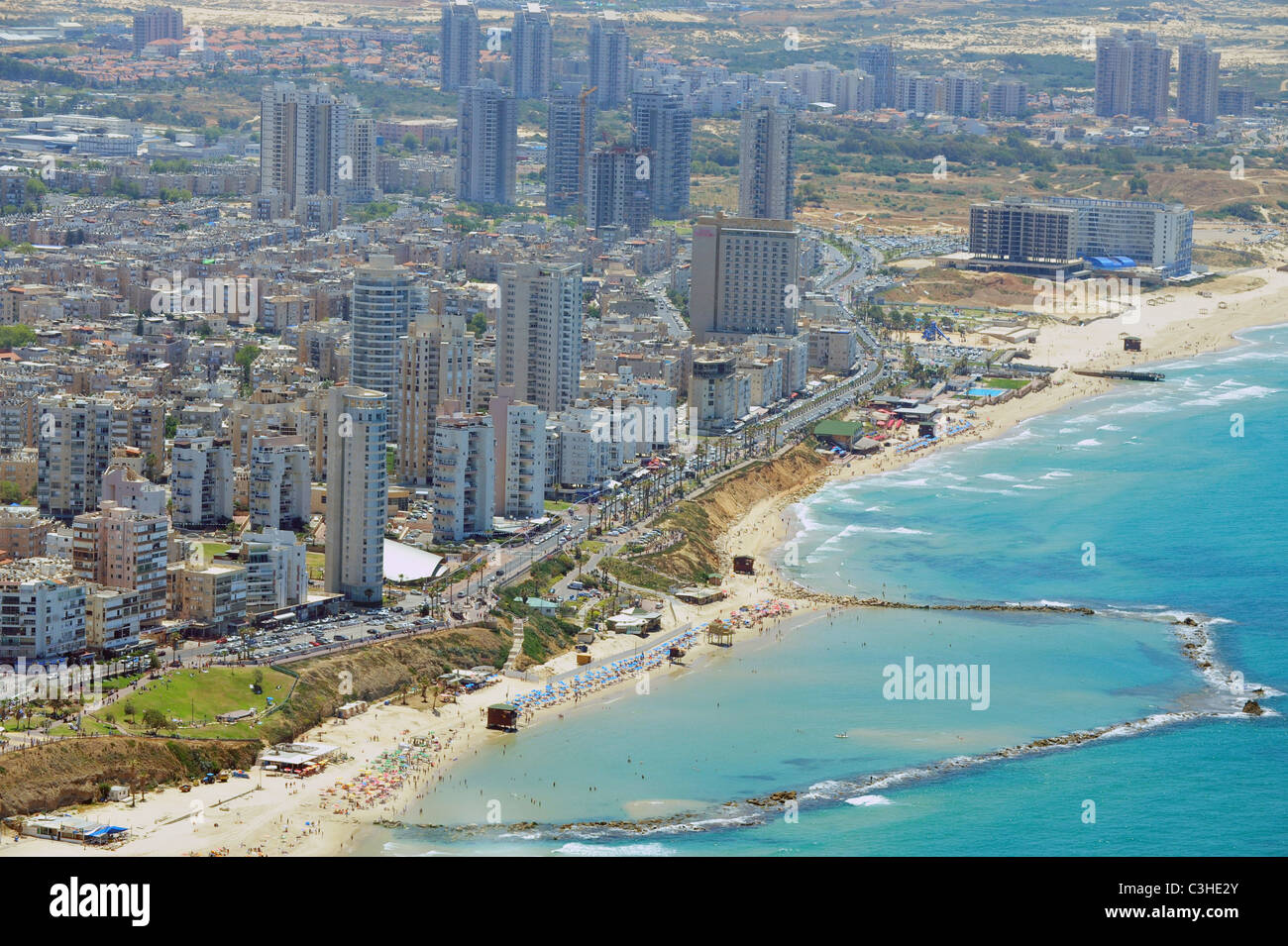 Luftaufnahme des Bat Yam eine Stadt an der Mittelmeerküste Israels auf das Mittelmeer, Israel 