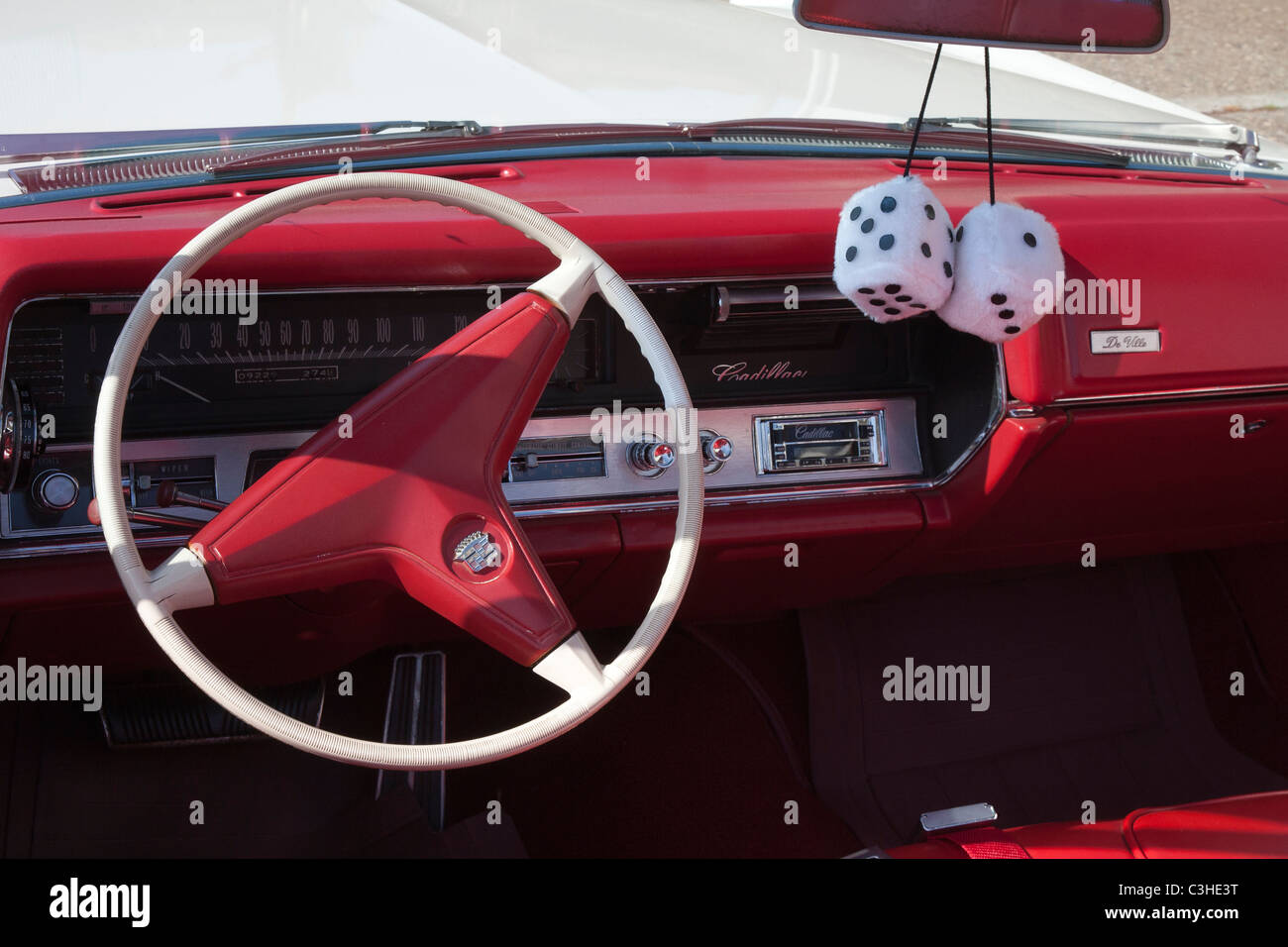 Roten Dashboard des Cadillac De Ville Stockfoto