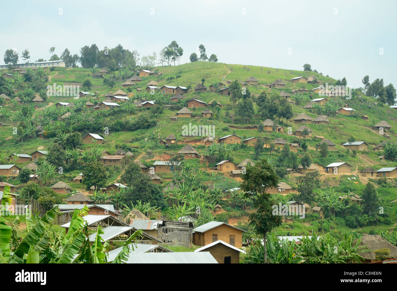 Afrikanisches Dorf in den Hügeln in der Nähe von Butembo, Osten der Demokratischen Republik Kongo im Januar 2011. Stockfoto