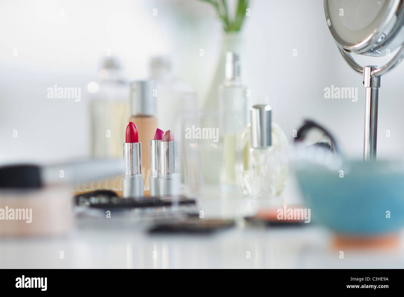 Make-up Kosmetik auf Tisch Stockfoto