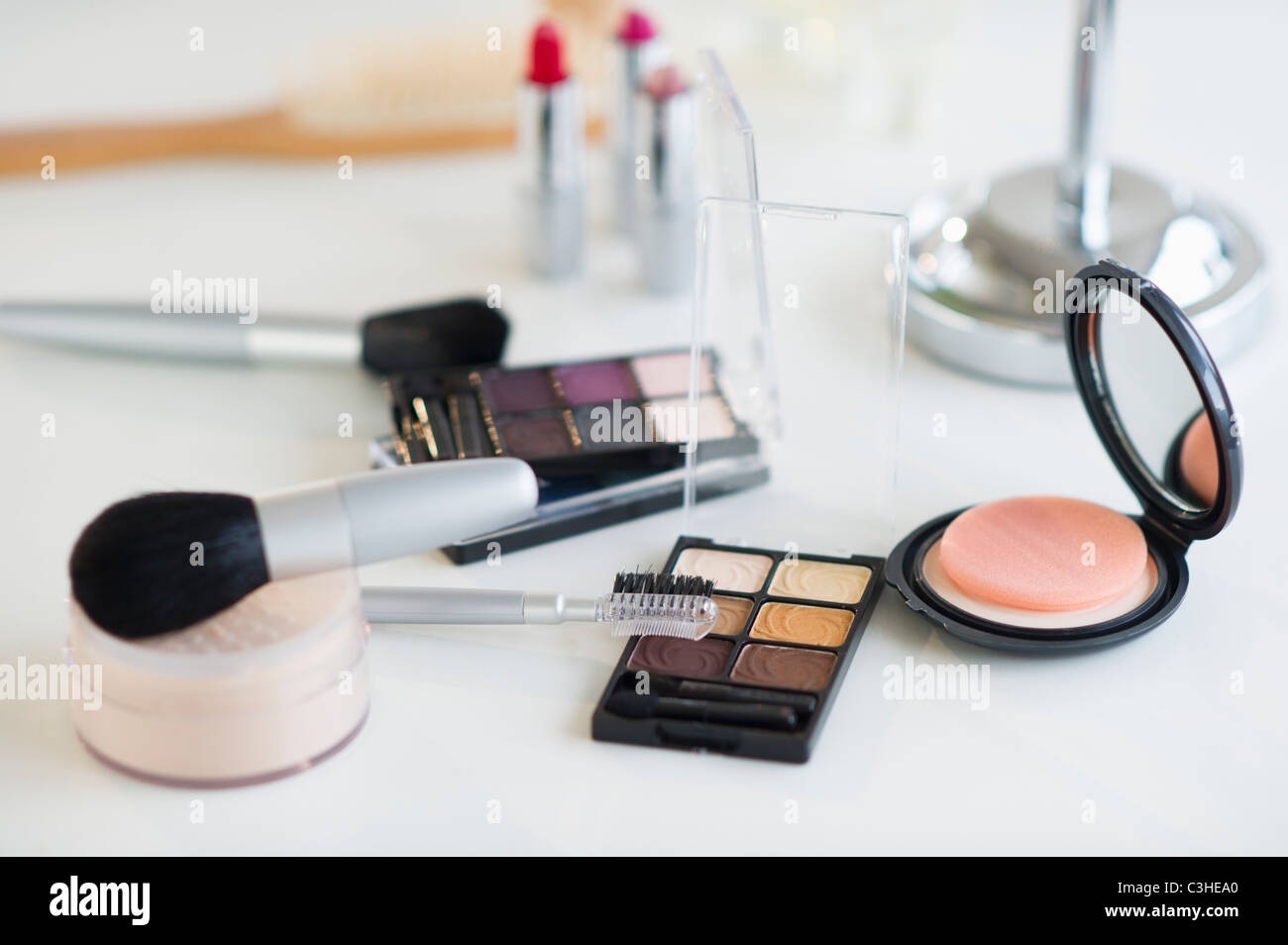 Make-up Kosmetik auf Tisch Stockfoto