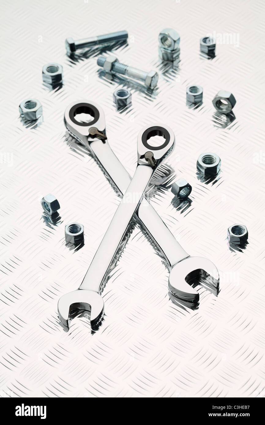 Zwei offene Ende Schraubenschlüssel auf einem metallischen Hintergrund Stockfoto