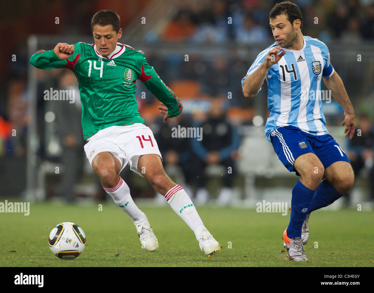 Javier Hernandez aus Mexiko (L) wechselt die Richtung gegen Javier Mascherano aus Argentinien (R) während eines Achtelfinale der FIFA-Weltmeisterschaft am 27. Juni 2010 im Soccer City Stadium in Johannesburg, Südafrika. Nur redaktionelle Verwendung. Kommerzielle Nutzung verboten. Keine Nutzung von Push-to-Mobilgeräten. (Foto: Jonathan Paul Larsen / Diadem Images) Stockfoto