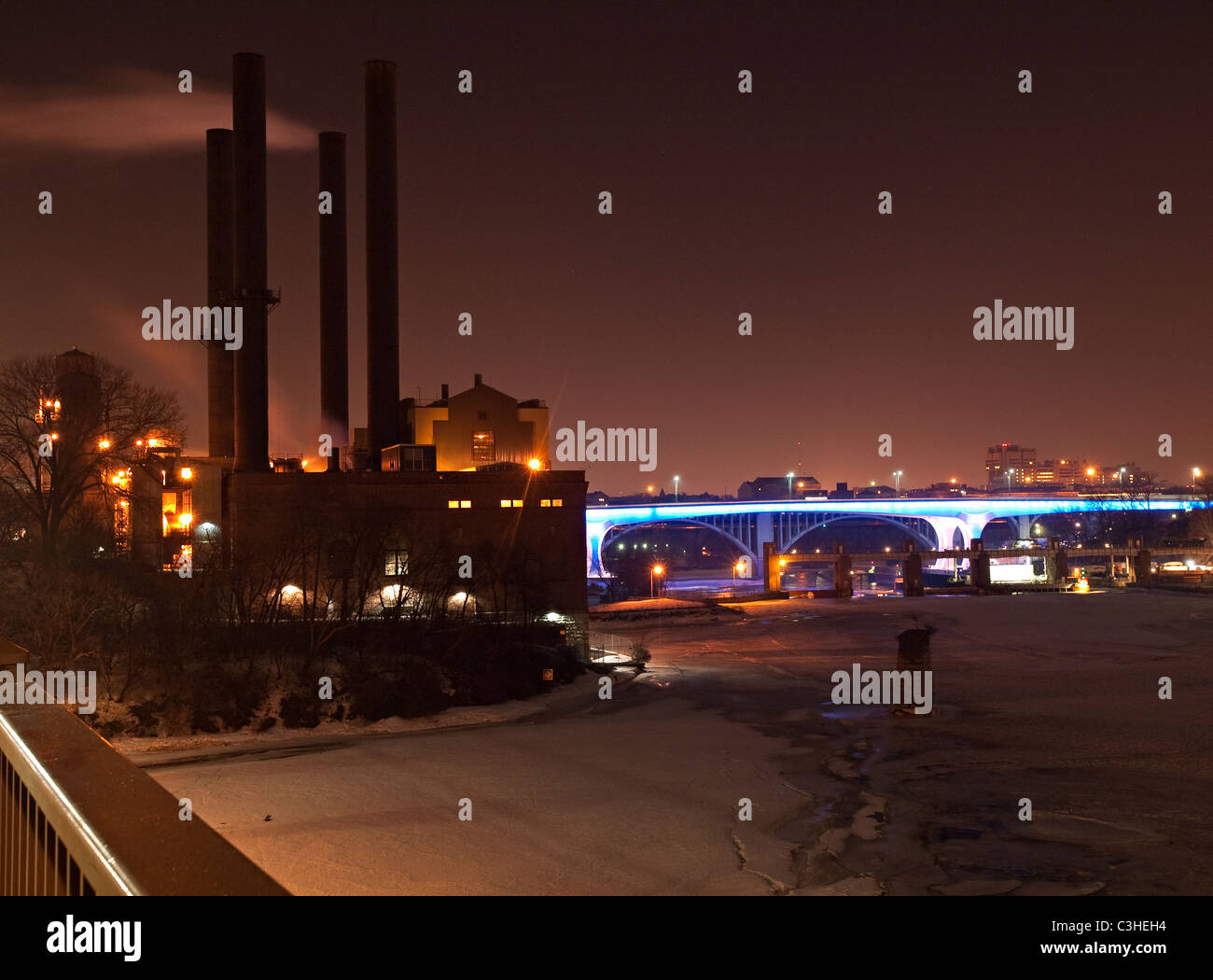 Blick flussabwärts vom Stein Bogenbrücke, Minneapolis, MN Stockfoto