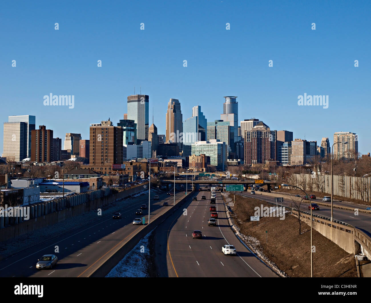 Ansicht von im Stadtzentrum gelegenem Minneapolis aus der 24th Street Fußgängerbrücke über I-35W - März 2011 Stockfoto