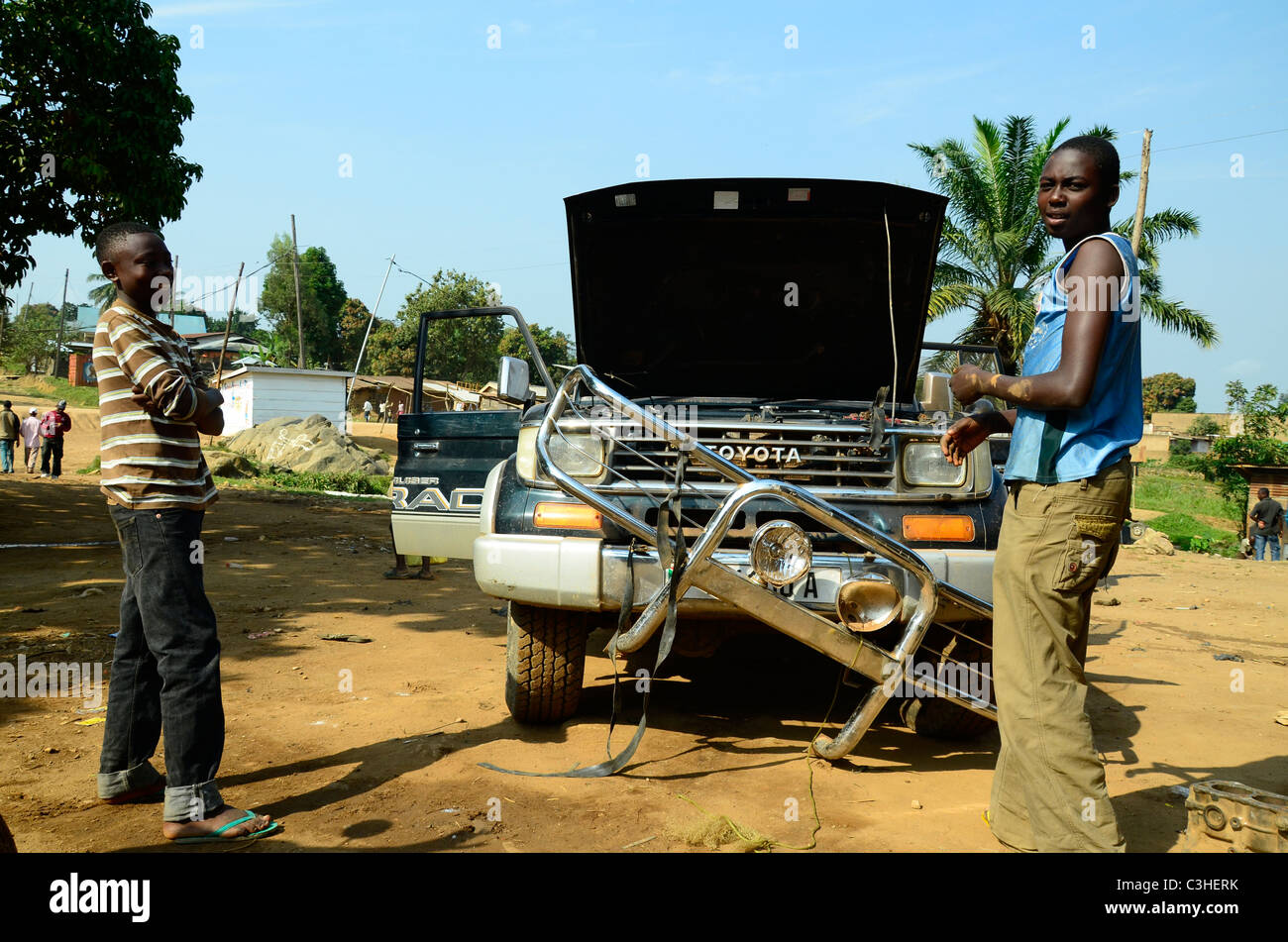 Gebrochen, 4 x 4 in Beni, Osten der Demokratischen Republik Kongo in Afrika, im Januar 2011 repariert wird. Stockfoto