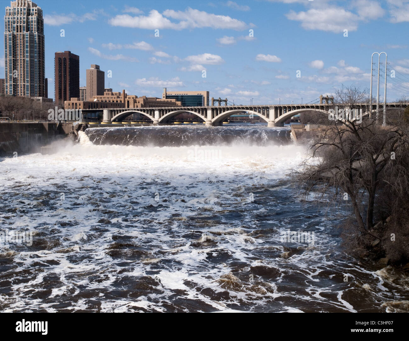 Heavy Frühling Wasserfluss auf dem Mississippi River an der Str. Anthony fällt Hochwasserentlastung in Minneapolis, MN - April 2011 Stockfoto