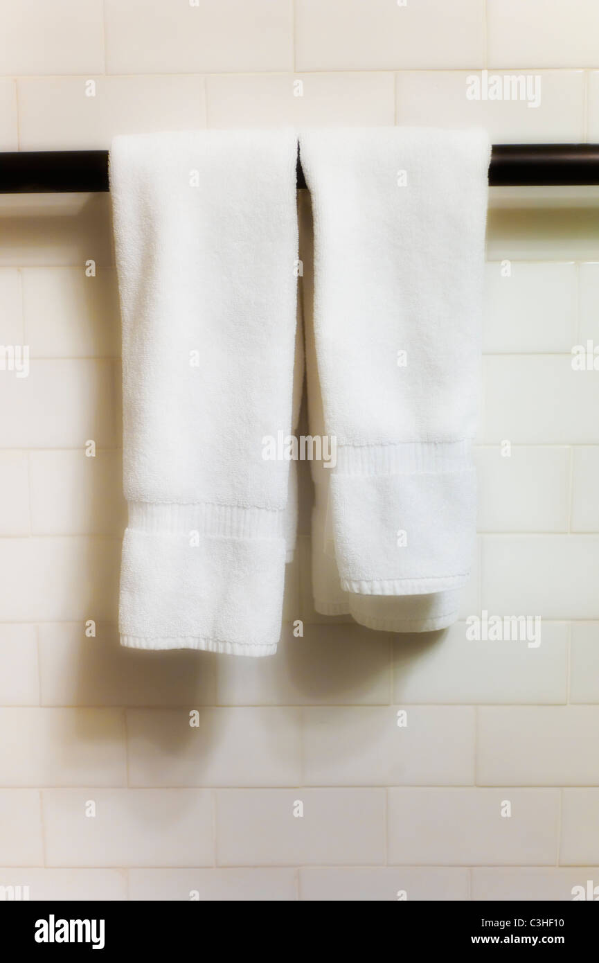 Weiße Handtücher auf Handtuchhalter Stockfoto