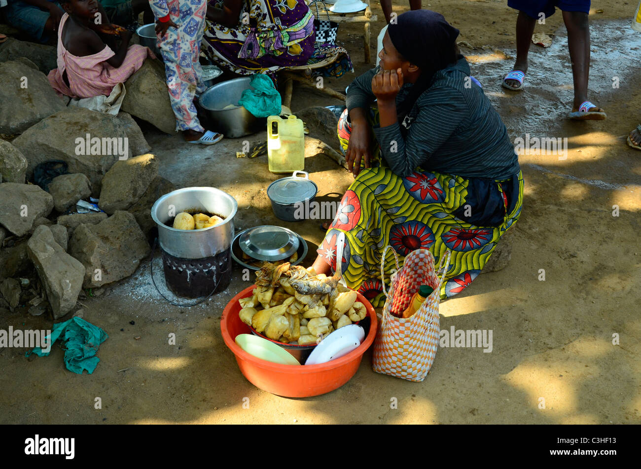 Frau, die Zubereitung von Speisen neben Straße in Beni, Osten der Demokratischen Republik Kongo im Januar 2011. Stockfoto
