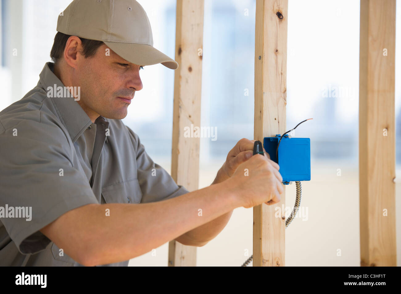 Elektriker arbeiten auf Baustelle Stockfoto