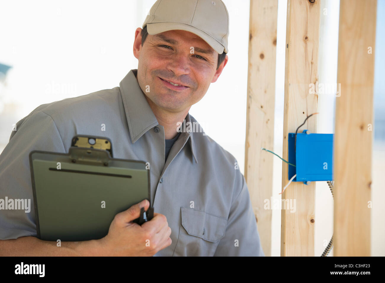 Elektriker arbeiten auf Baustelle Stockfoto