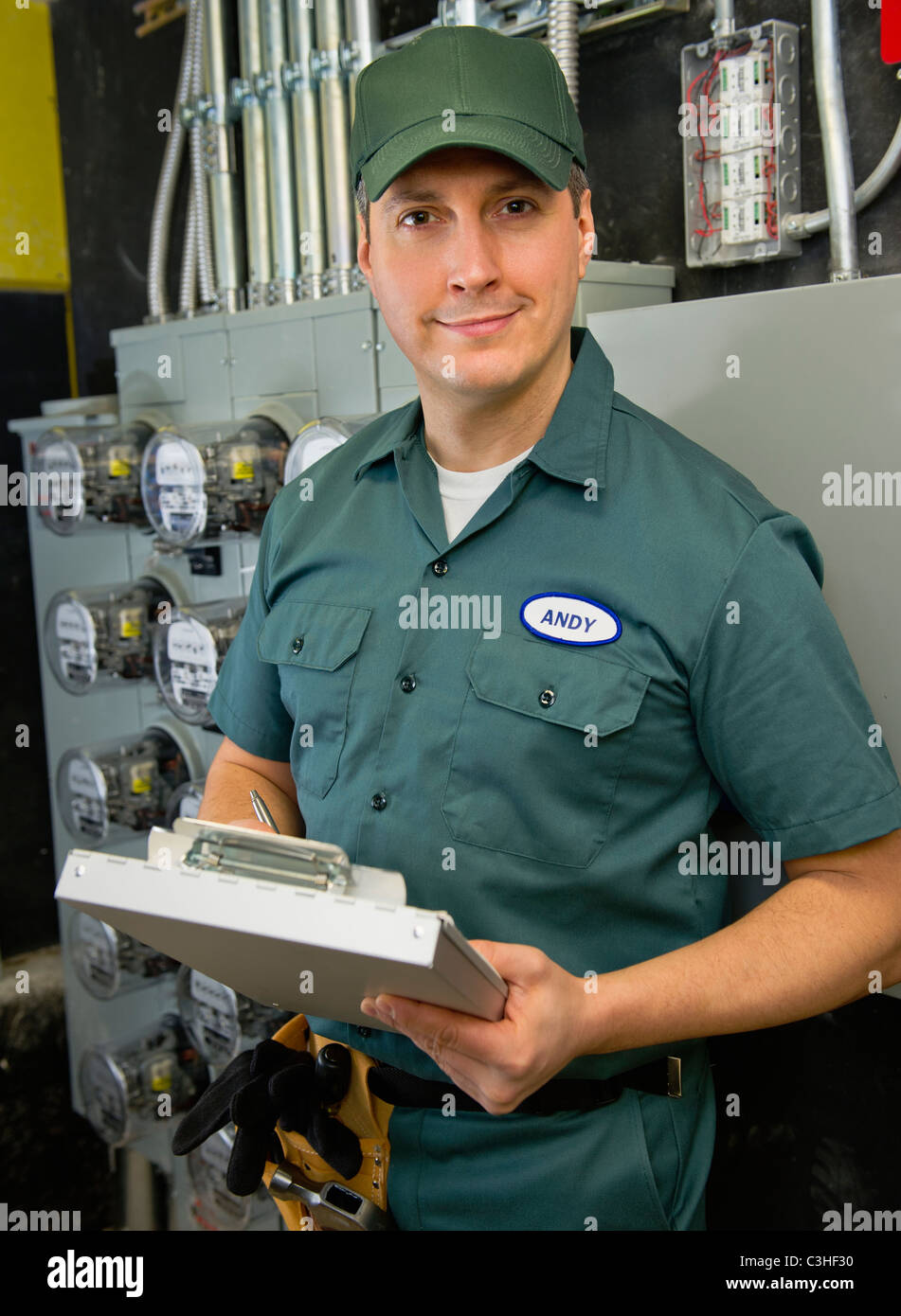 Elektriker controlling Stromzähler Stockfoto