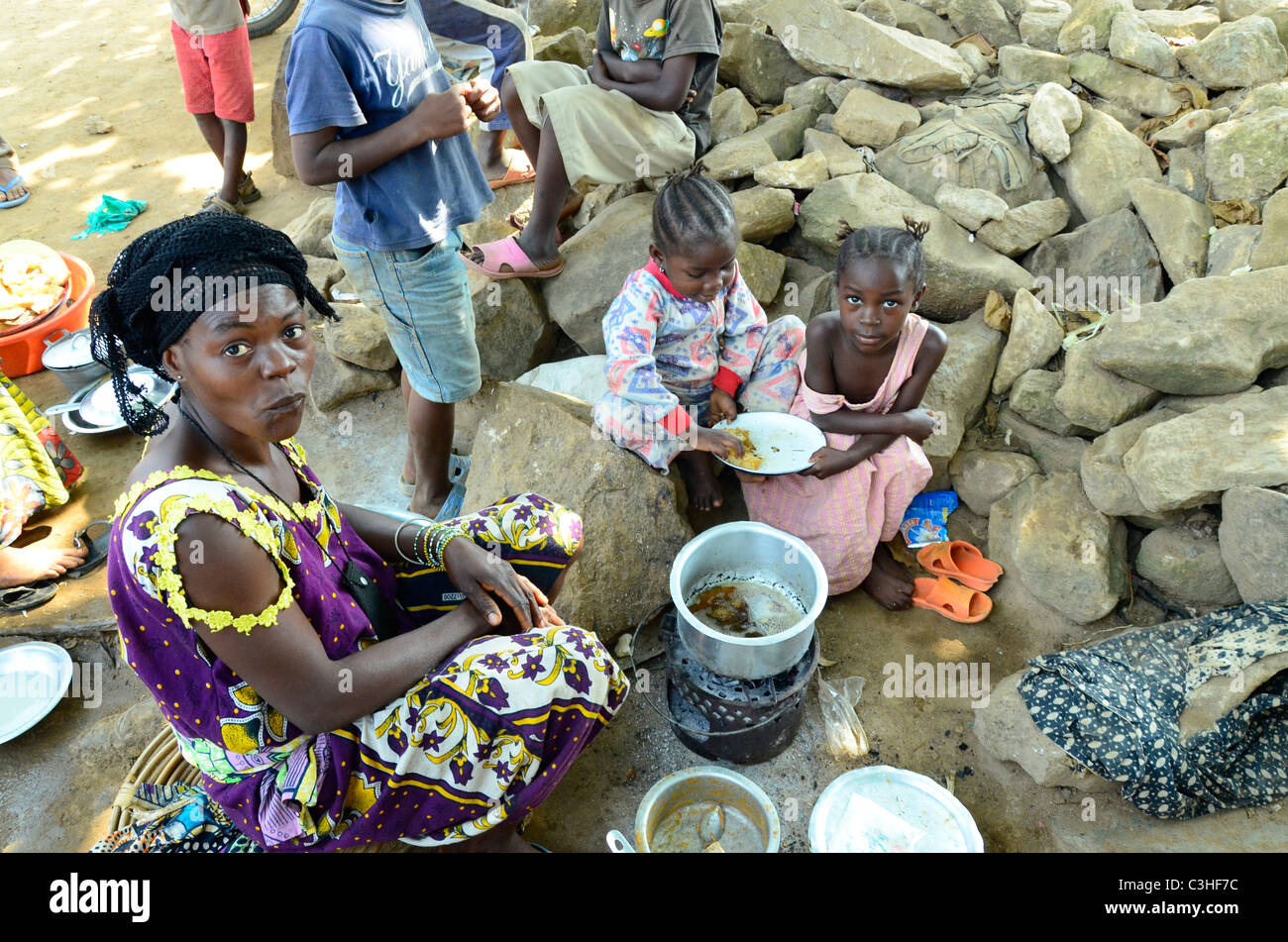 Frau, die Zubereitung von Speisen im Stadt Beni im östlichen Teil der Demokratischen Republik Kongo im Januar 2011. Stockfoto