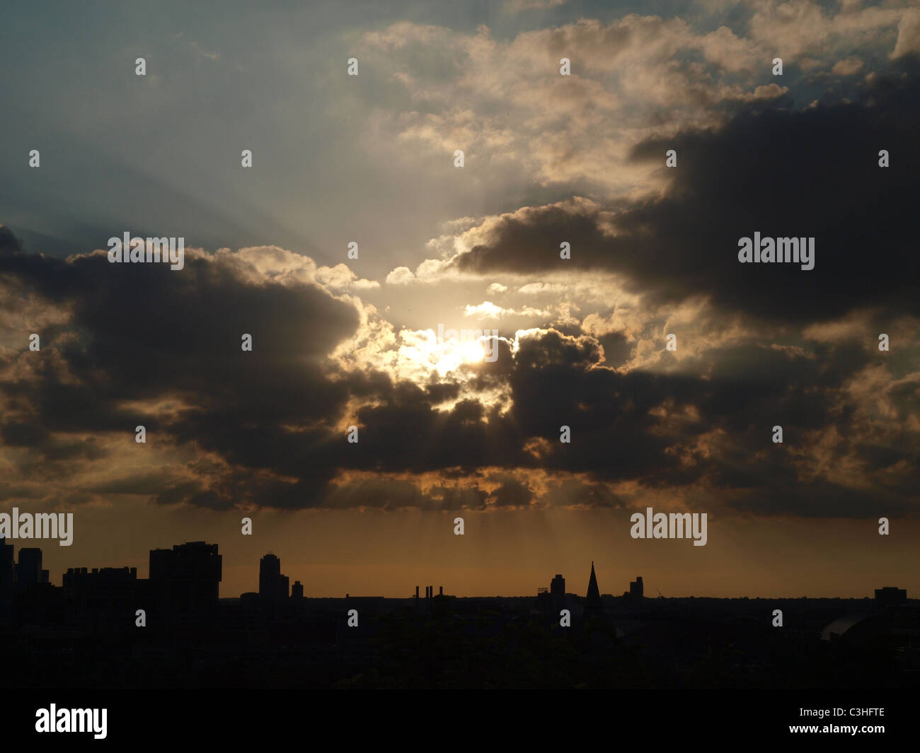 die Sonne teilweise verdeckt durch dicke Wolken über Minneapolis, wie gesehen von Tower Hill Park - Juni 2010 Stockfoto