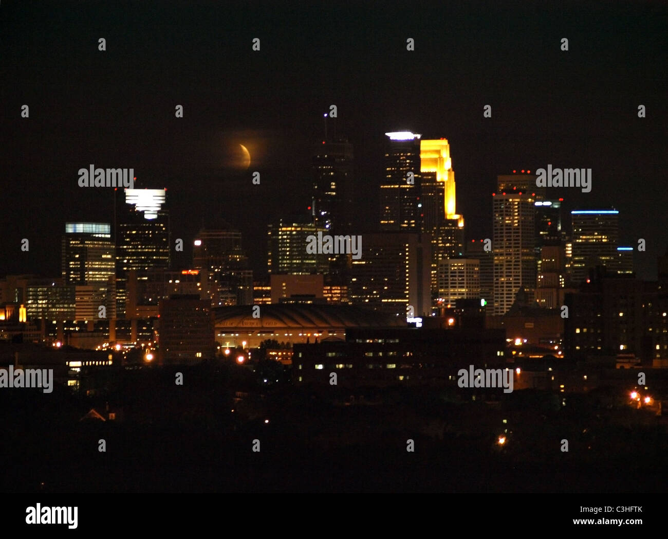 Blick auf die Skyline der Minneapolis, MN von Tower Hill Park als Mondsichel-Sets - Juni 2010 Stockfoto