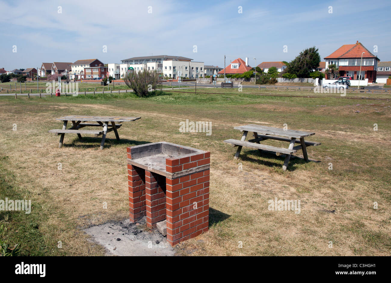 Picknickplatz mit Tischen, Bänken und gemauerter Grill am Meer in Hayling Island Stockfoto