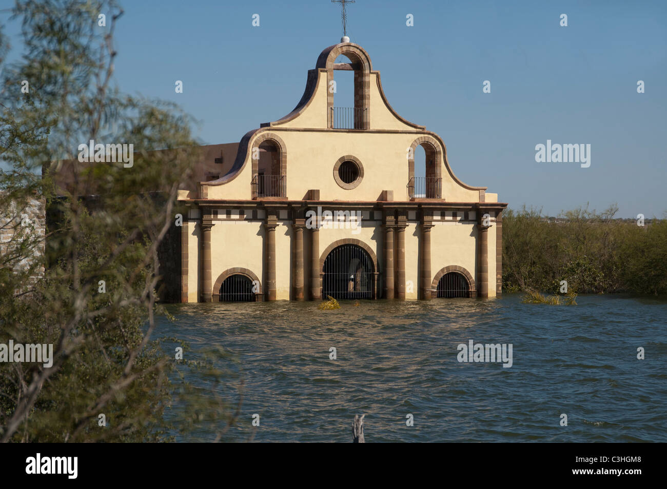 Nuestra Senora del Refugio, eine Kirche neben dem Stadtplatz in Guerro Viejo, Tamaulipas, Mexiko. Stockfoto